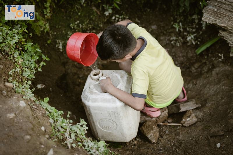 Học sinh đi lấy nước sau giờ học